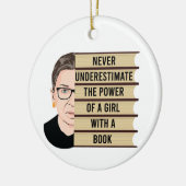 本を持つ女の子の力を決して過小評価しない セラミックオーナメント (左)