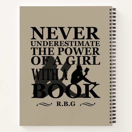 本を持つ女の子の力を決して過小評価しない ノートブック (裏面)