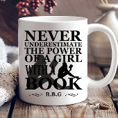 本を持つ女の子の力を決して過小評価しない マグカップ