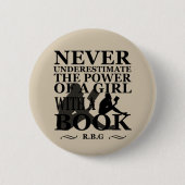 本を持つ女の子の力を決して過小評価しない 缶バッジ (正面)