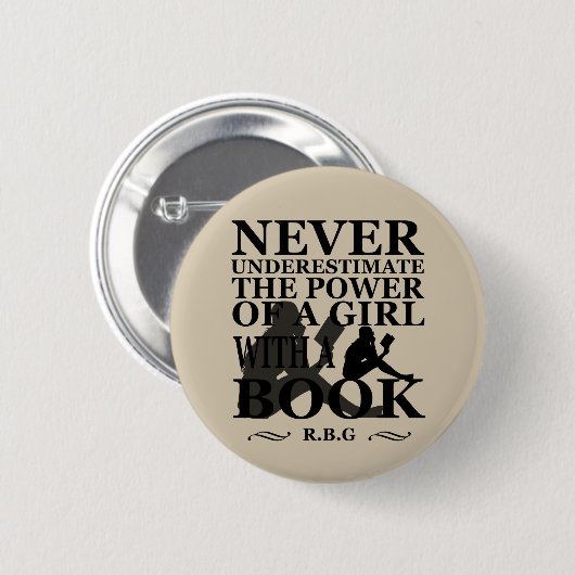 本を持つ女の子の力を決して過小評価しない 缶バッジ (正面&裏面)