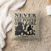 本を持つ女の子の力を過小評価しない クッション (ブランケット)