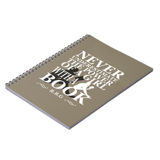 本を持つ女の子を決して過小評価しない ノートブック (左側)