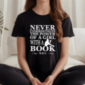 本を持つ女の子を決して過小評価しない Tシャツ
