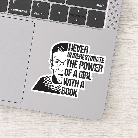 本を持つ少女の力を決して過小評価しない シール (詳細)