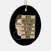 本を持つ少女の力を決して過小評価しない セラミックオーナメント (右)