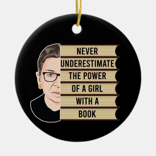 本を持つ少女の力を決して過小評価しない セラミックオーナメント (正面)