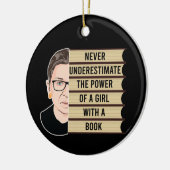 本を持つ少女の力を決して過小評価しない セラミックオーナメント (左)