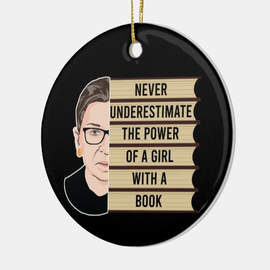 本を持つ少女の力を決して過小評価しない セラミックオーナメント (左)