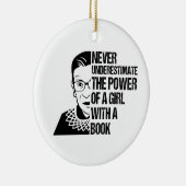 本を持つ少女の力を決して過小評価しない セラミックオーナメント (右)