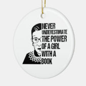 本を持つ少女の力を決して過小評価しない セラミックオーナメント (左)