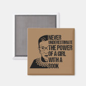 本を持つ少女の力を決して過小評価しない マグネット (正面/裏面)