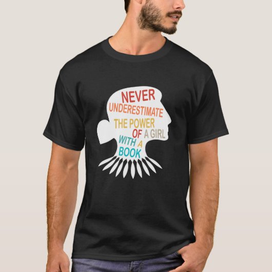 本を持つ少女の力を決して過小評価しない Tシャツ (正面)
