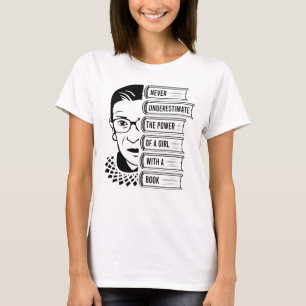 本を持つ少女の力を決して過小評価しない Tシャツ