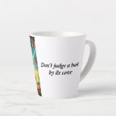 本を表紙で判断してはいけない –  カフェラテマグ (右アングル)