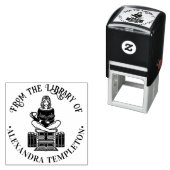 本を読みながら本の上に座っている女の子 #2 図書館の本の名前 セルフインキングスタンプ (インサイチュ)