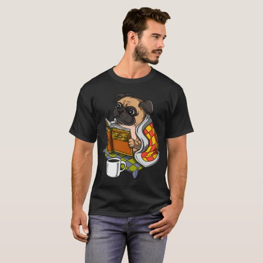 本を読むパグ Tシャツ (正面フル)