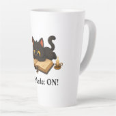本を読む黒猫のジギー カフェラテマグ (右アングル)
