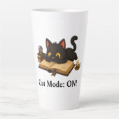 本を読む黒猫のジギー カフェラテマグ (正面)