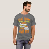 本を読む コーヒーを飲む 悪と闘う 読書家 Tシャツ (正面フル)