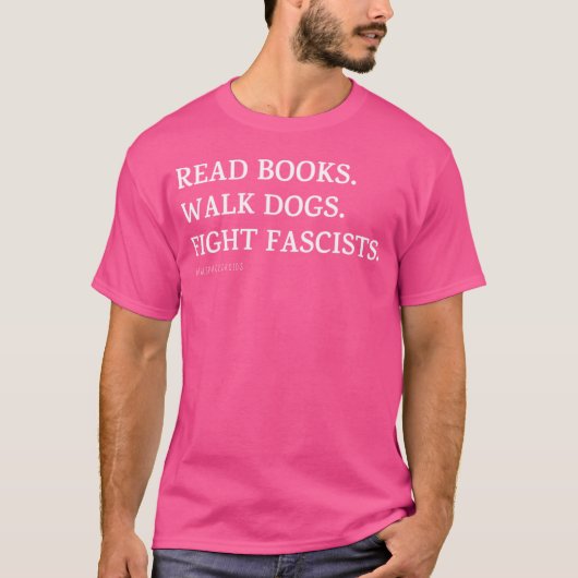 本を読む 犬を散歩させる ファシストと戦う 女の子 Tシャツ (正面)