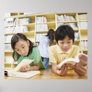 本を読んでいる小学校学生 ポスター