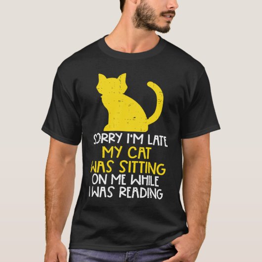 本を読んで猫のお世話中 遅れてすみません 本 Tシャツ (正面)