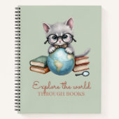 「本を通して世界を探索」かわいい子猫 ノートブック (正面)