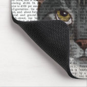 本を頭に載せたグレー猫 マウスパッド (コーナー)