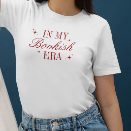 本好き女子のためのレッドスクリプトデザイン「In My Bookish Era」Tシャツ Tシャツ