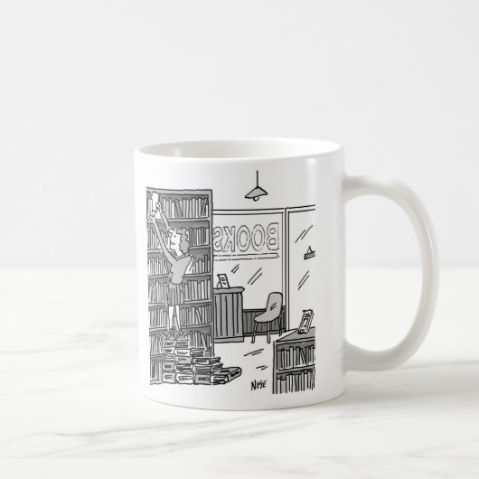 本屋のオーナーが本を積んで階段を作る コーヒーマグカップ (右)