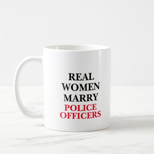 本当の女性は警察官と結婚する コーヒーマグカップ (左)