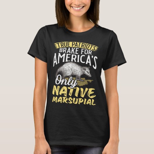 本当の愛国者はブレーキ通り猫のゴミ箱アニマルオポッサム Tシャツ (正面)