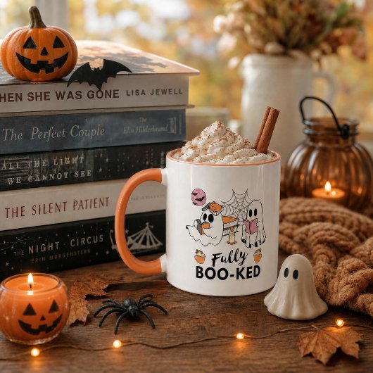 本棚にぎっしり本が詰まったハロウィンの幽霊 マグカップ