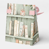 本棚の上の花の付いた薄色の本 フェイバーボックス (裏面サイド)