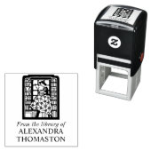本棚の中で本を読む女性　図書館　本の名前 セルフインキングスタンプ (インサイチュ)