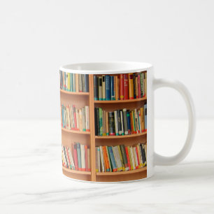 本棚の背景の書籍 コーヒーマグカップ