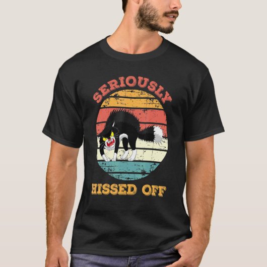 本気で怒っている猫 クラシック Tシャツ (正面)