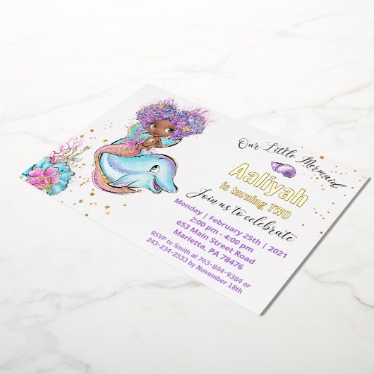 本物の小さなアフロアメリカンマーメイドの誕生日 箔招待状 (回転した状態)