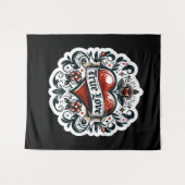 本物の愛のハートタトゥーに見える芸術的なデザイン タペストリー (正面(横))