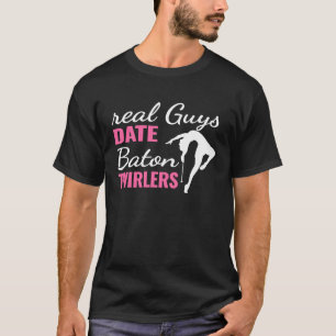 本物の男性はバトントワラーとデートする かわいいバトントワリング Tシャツ
