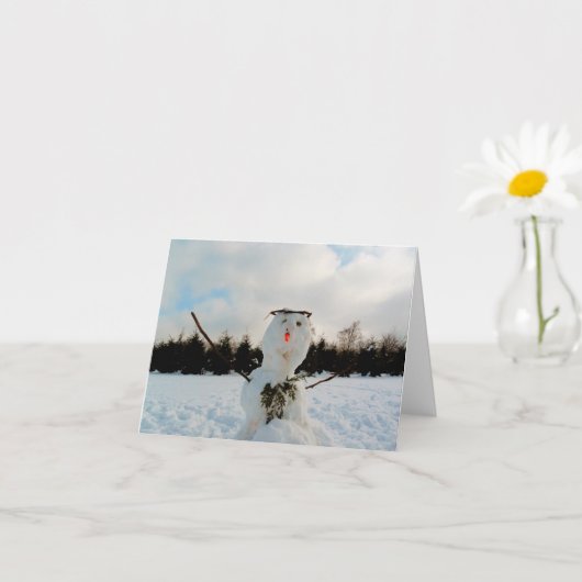 本物の雪だるまと冬の風景の写真　お祭り気分 カード (小さな植物)