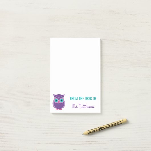 机からの先生のパーソナライズでかわいい紫色のフクロウ ポストイット (デスク上)