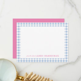 机からピンク入りの青いギンガムチェック サンキューカード