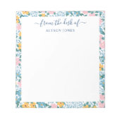 机からピンク色の黄色縁どい花柄 ノートパッド (正面)