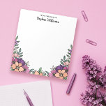 机から美しい紫の桃のフローラ ノートパッド<br><div class="desc">メモ帳の机からのフローラかわいらし花と桃と紫とピンクのトレンディーのカラーパレットにあなたの名前をスクリプトにガーリー付ける。桃かわいらしと紫のパーソナライズされたメモ帳と花とカスタマイズ緑の名前。桃、紫、ピンクの柔らかな色合いでパーソナライズされた、このフローラメモ帳で家族、友人、同僚に日のノートやノートを書き留めなさい。 かわいらし。</div>