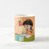 机で宿題をする女の子 コーヒーマグカップ (中央)