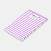 机の上に並んだ色の学校先生を飾る ポストイット (アングル)