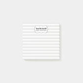 机の上に並んだ色の学校先生を飾る ポストイット (正面)