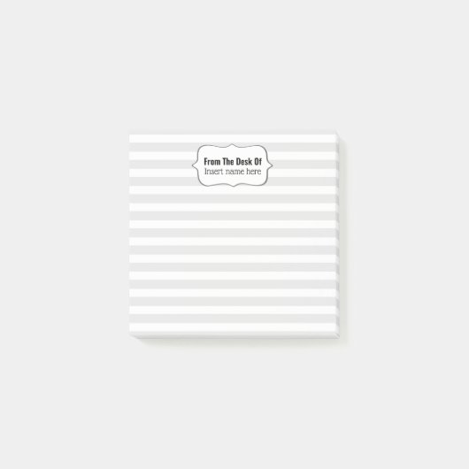 机の上に並んだ色の学校先生を飾る ポストイット (正面)